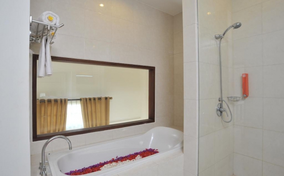 Bathroom di Ganga Hotel and Apartment