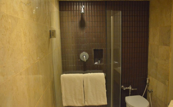Tampilan Bathroom Hotel di Garden Palace Hotel