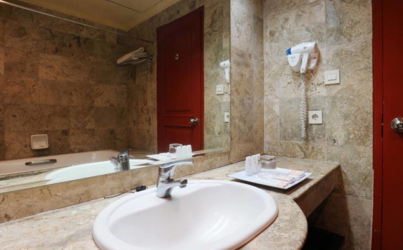 Bathroom di Garden Permata Hotel