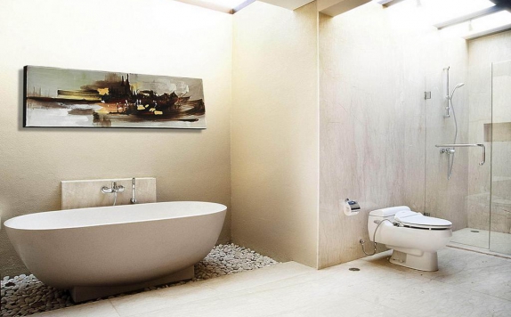 Tampilan Bathroom Hotel di GARDEN Villa Bali