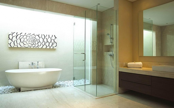 Tampilan Bathroom Hotel di GARDEN Villa Bali
