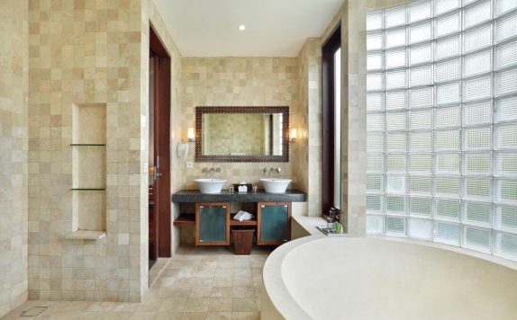 Tampilan Bathroom Hotel di Gending Kedis Luxury Villas