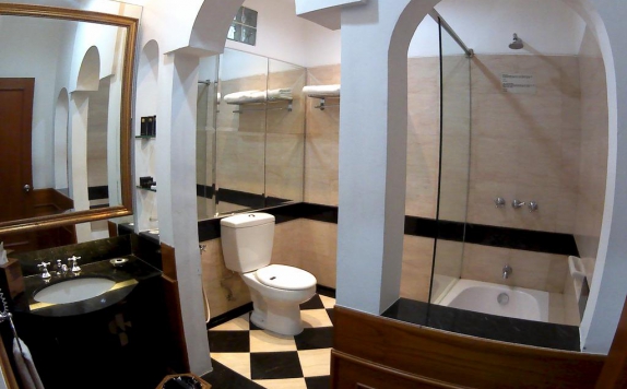 Bathroom di Geulis Hotel