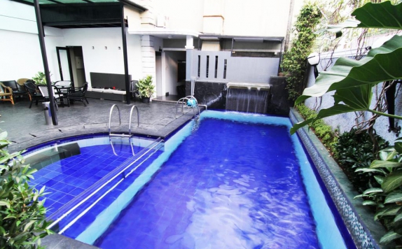 Swimming pool di Geulis Hotel