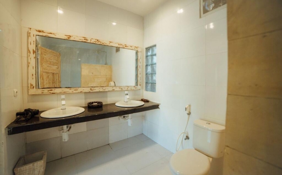 Tampilan Bathroom Hotel di Gili Amor Boutique Resort