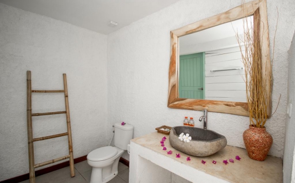 Tampilan Bathroom Hotel di Gili Breeze Tropical Bungalows