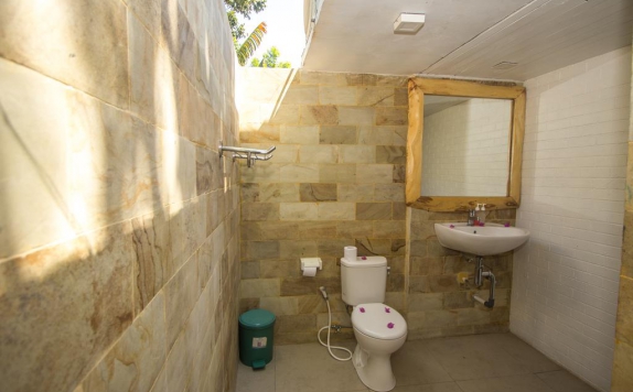 Tampilan Bathroom Hotel di Gili Breeze Tropical Bungalows