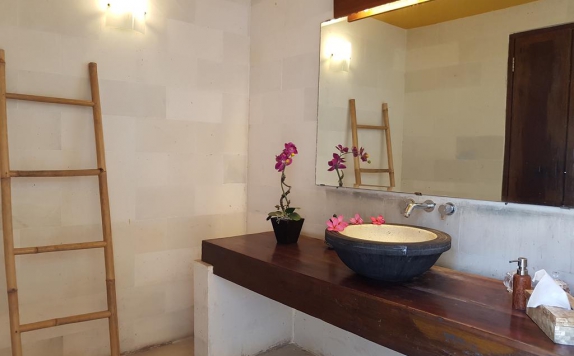 Tampilan Bathroom Hotel di Gili Exotic Villa