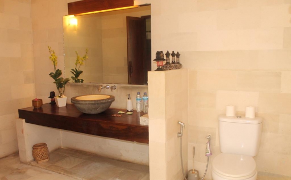 Tampilan Bathroom Hotel di Gili Exotic Villa