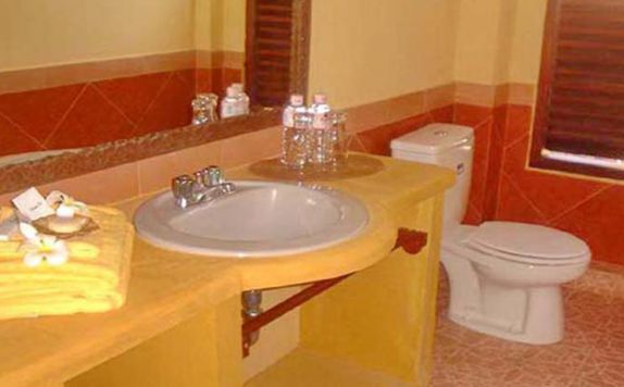 Bathroom di Gili Meno Bird Park Resort