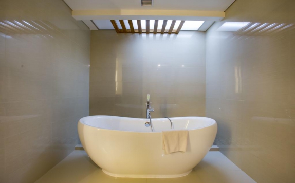 Bathroom di Golden Palace Hotel Lombok
