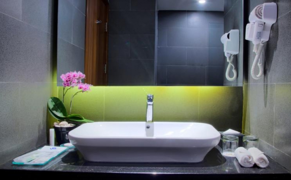 bathroom di Golden Tulip Essential Makassar