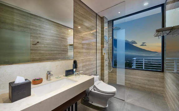 Bathroom Hotel Bathroom Hotel di Golden Tulip Holland Resort Batu