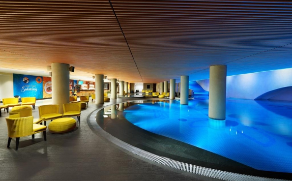 Swimming Pool di Golden Tulip Holland Resort Batu