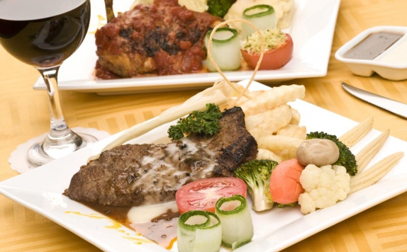 Food and Beverages di Golden View Hotel