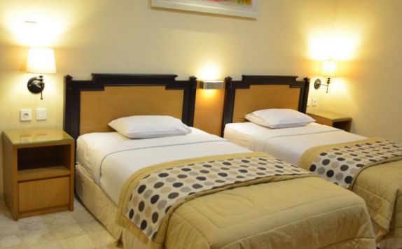 guest room twin bed di Gracia Resort and Spa Subang