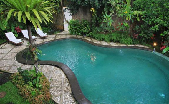 Swimming Pool & Deckchairs di Graha Moding Villas