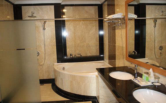 Bathroom di Grand Asrilia Hotel Convention & Restaurant