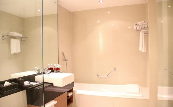 Bathroom di Grand Aston City Hall Hotel Medan