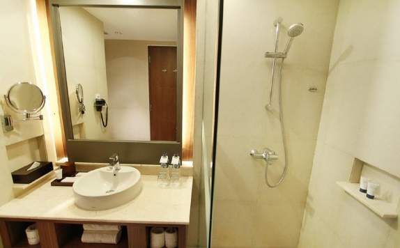 Tampilan Bathroom Hotel di Grand Aston Yogyakarta