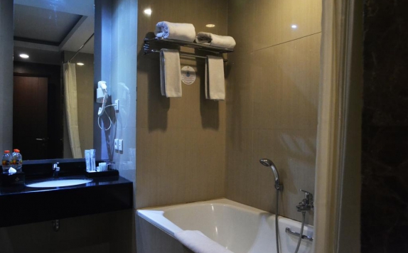 Tampilan Bathroom Hotel di Grand Cakra Hotel