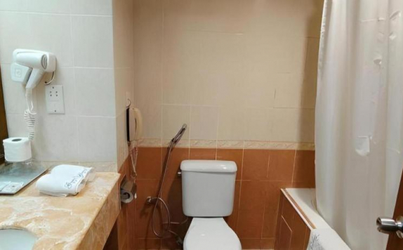 Bathroom Hotel di Grand City Hotel Batu