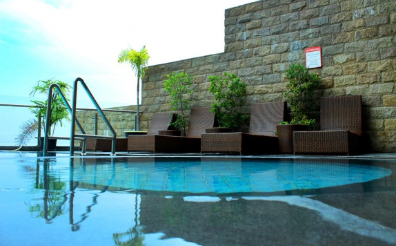 Swimming Pool di Grand Dafam Q Hotel Banjarbaru