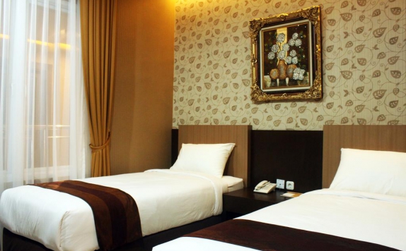 guest room twin bed di Grand Dian Hotel Cirebon