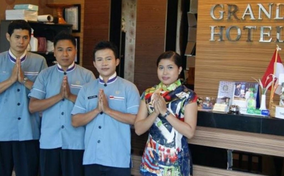 receptionist di Grand Hotel Lombok
