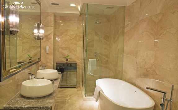 Bathroom di Grand I Hotel Batam