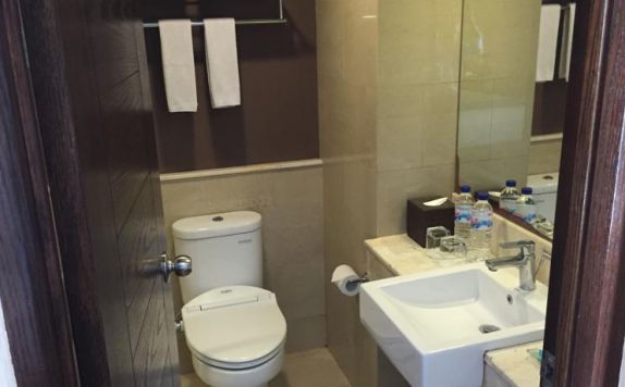 bathroom di Grand Ixora Kuta Resort