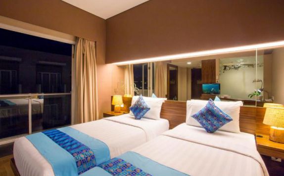 guest room twin bed di Grand Ixora Kuta Resort