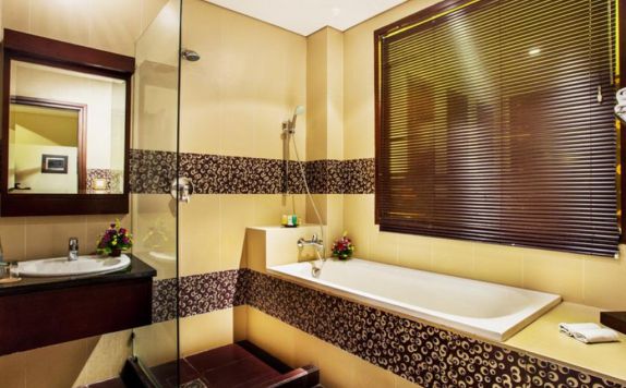 bathroom di Grand Jimbaran Boutique Hotel & Spa