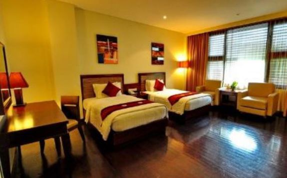 guest room twin bed di Grand Jimbaran Boutique Hotel & Spa