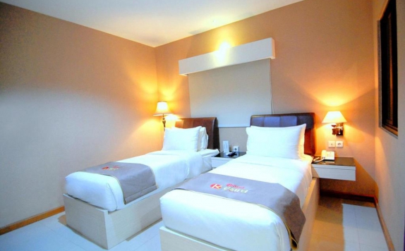 guest room twin bed di Grand Kasira by LARIZ