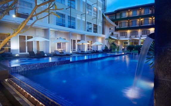 Swimming Pool di Grand Kecubung Hotel