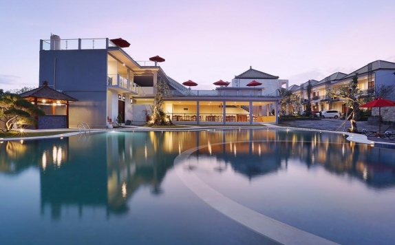 Outdoor Pool Hotel di Grand Kesambi Resort and Villa