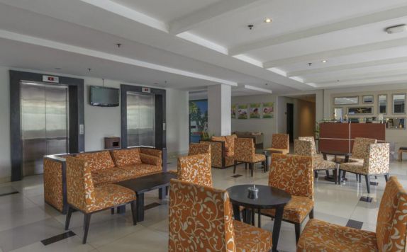 lobby di Grand Kuta Hotel & Residence