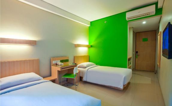 guest room twin bed di Grandmas Plus Hotel Airport
