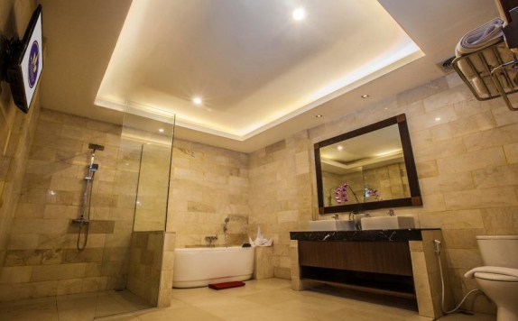 Tampilan Bathroom Hotel di Grand Mulya Bogor Resort & Convention Hotel
