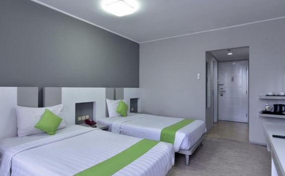 guest room twin bed di Grand Nanggroe Hotel