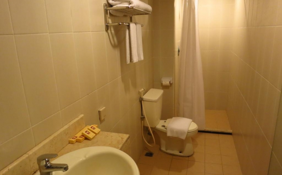 Bathroom di Grand Orchid Hotel Solo