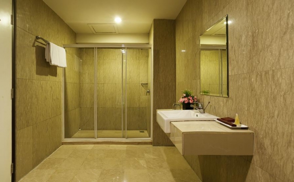 bathroom di Grand Paragon Hotel Jakarta