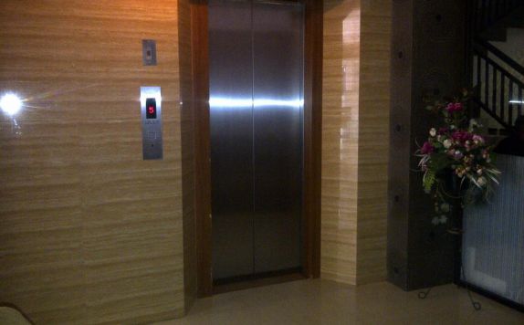 Fasilitas Elevator Hotel di Grand Populer Hotel