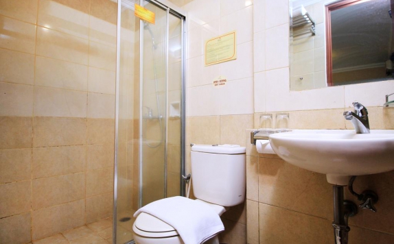 Bathroom di Grand Setiabudi Hotel & Apartment