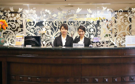 receptionist di Grand Surabaya