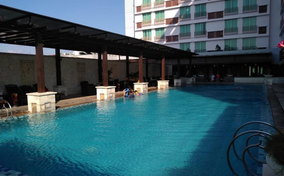 Swimming Pool di Grand Surya Hotel