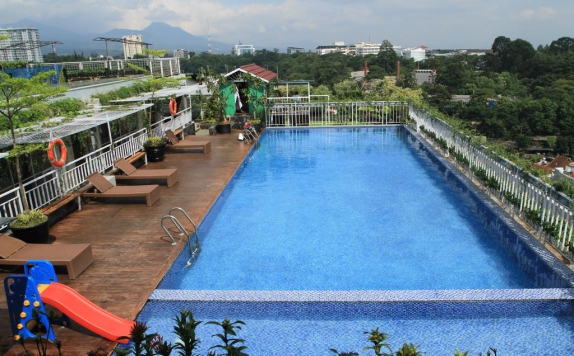 Swimming pool di Grand Tjokro Bandung (Formerly H Clarity Cihampelas)