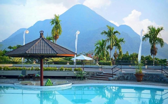 Swimming Pool di Grand Whiz Hotel Trawas Mojokerto