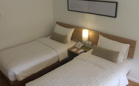 guest room twin bed di Grand Zuri Malioboro